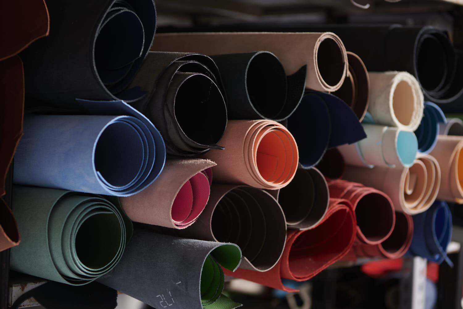 Rotoli di pelle e materiali selezionati per la produzione artigianale