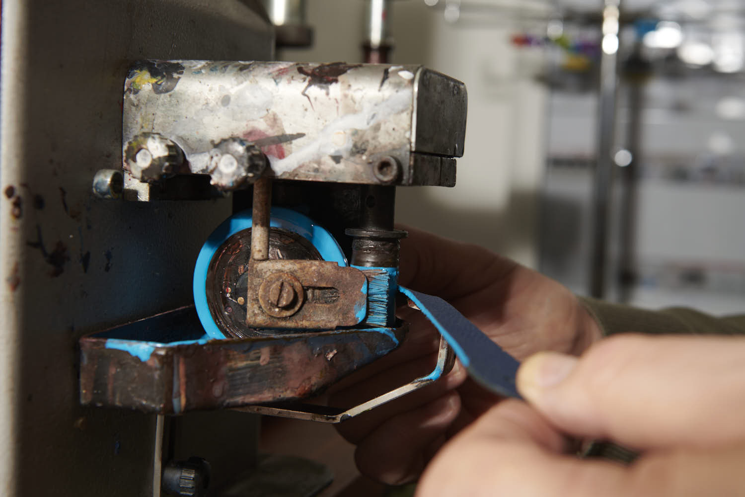 Macchinario utilizzato per la lavorazione di accessori in pelle