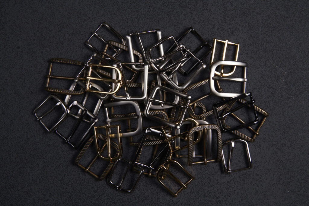 Fibbie metalliche per cinture e bretelle artigianali