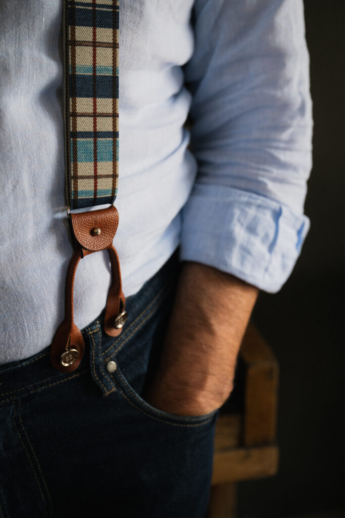 Dettaglio di una cintura artigianale indossata con camicia azzurra